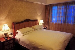 A hotel room with a bed, bedside lamps, a telephone, and a window with curtains. - Hupao Mountain Resort (Hangzhou)