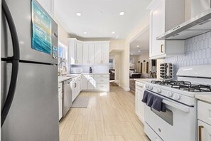 Private kitchen - Modern 6BR | Sleeps 14 | 1.5 Blks to Beach (Ventnor City)
