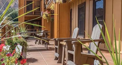 Luxury 3BR Lake Chelan resort: 10 days of lakeside bliss and total relaxation.