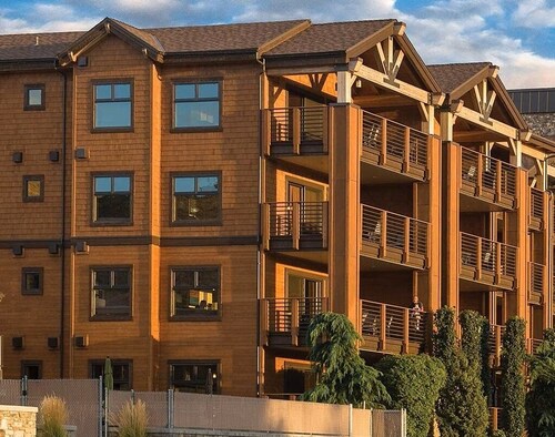Luxury 3BR Lake Chelan resort: 10 days of lakeside bliss and total relaxation.