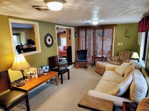 Living area - Cozy 2 bedroom cottage, sleeps 6, in a gated beach resort on Lake Winnisquam (Belmont)