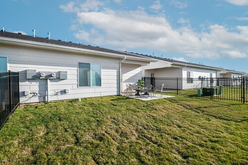 Entire home. Enjoy beautiful sunsets, close to shopping, dining and fun!