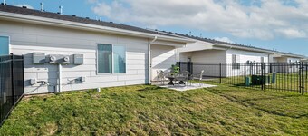 Entire home. Enjoy beautiful sunsets, close to shopping, dining and fun!
