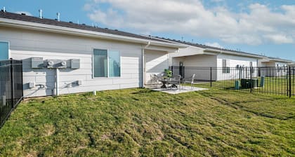 Entire home. Enjoy beautiful sunsets, close to shopping, dining and fun!