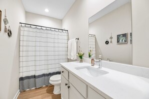 Douche, séchoir à cheveux, serviettes fournies, savon