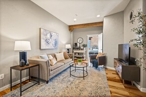 Living area - 2-bedroom luxury apartment in Downtown Salt Lake City with AC (Salt Lake City)