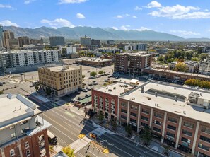 Aerial view - 2-bedroom luxury apartment in Downtown Salt Lake City with AC (Salt Lake City)