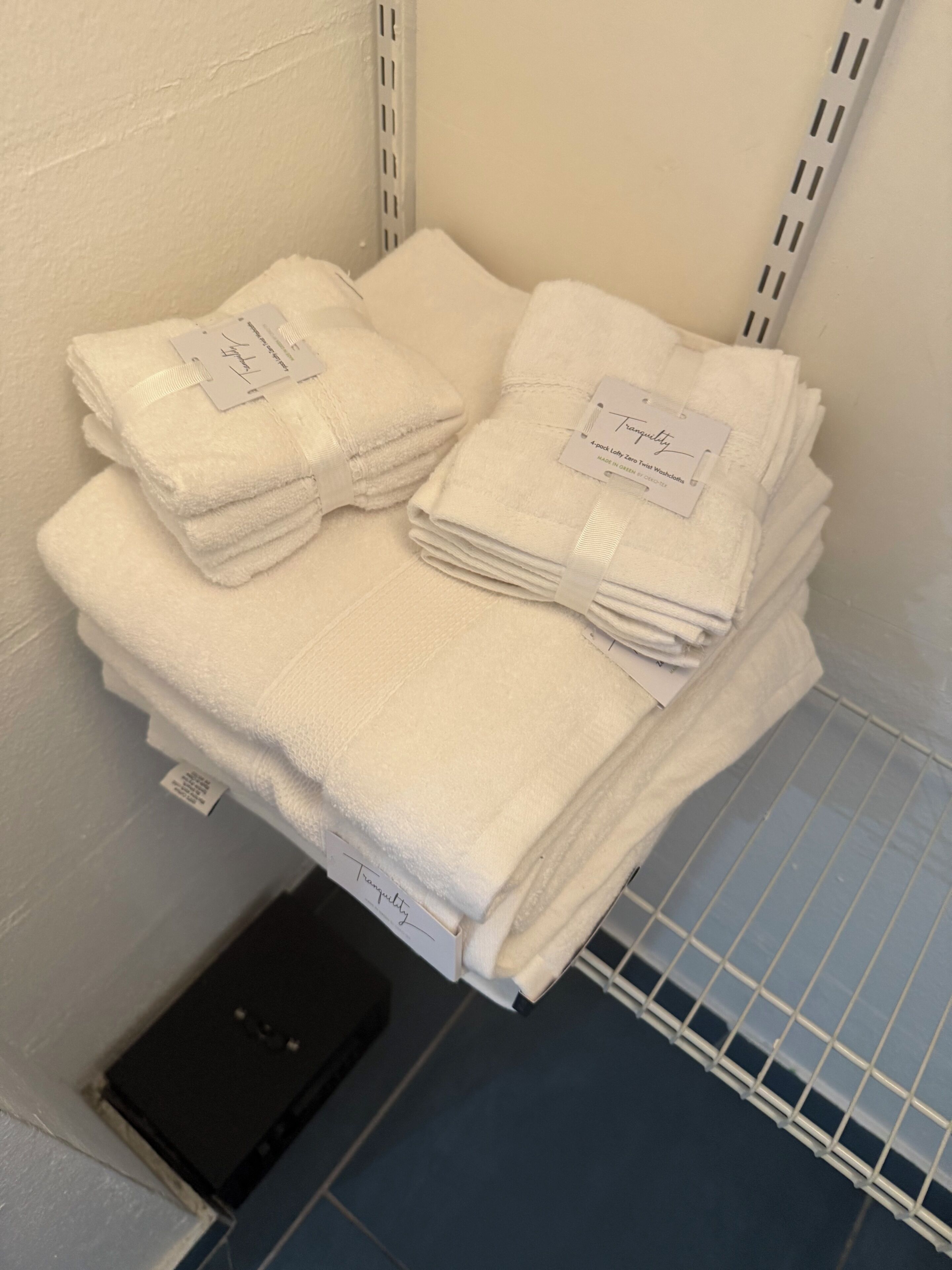 Sèche-cheveux, serviettes fournies, savon, papier toilette