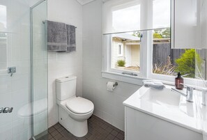 Bathroom - Centennial Cottage 2 - Botanica. Cosy, close walk to Bowral and wedding venues. (Bowral)