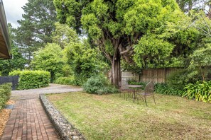 Outdoor dining - Centennial Cottage 2 - Botanica. Cosy, close walk to Bowral and wedding venues. (Bowral)
