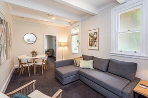 Living area - Centennial Cottage 2 - Botanica. Cosy, close walk to Bowral and wedding venues. (Bowral)