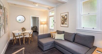 Centennial Cottage 2 - Botanica. Cosy, close walk to Bowral and wedding venues.