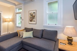 Smart TV - Centennial Cottage 2 - Botanica. Cosy, close walk to Bowral and wedding venues. (Bowral)