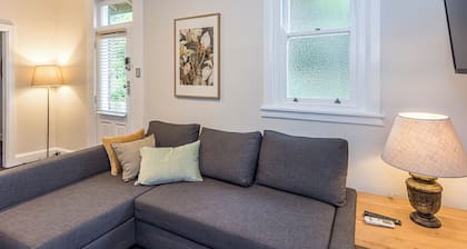 Centennial Cottage 2 - Botanica. Cosy, close walk to Bowral and wedding venues.
