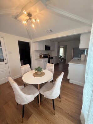 Dining - 3 Bedroom house in Central DFW • Near airports & Entertainment (Irving)