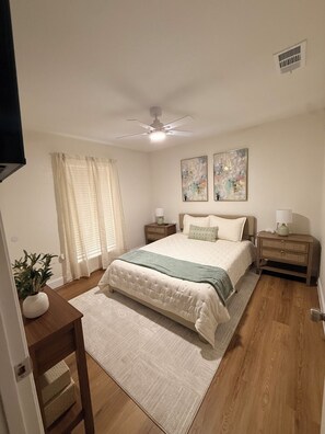 Room - 3 Bedroom house in Central DFW • Near airports & Entertainment (Irving)