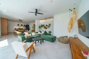 Ein modernes Wohnzimmer mit einer Eckcouch, einem Holztisch und einem Sitzsack.