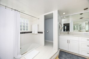 Shower, hair dryer, towels, soap - Sol Vacation:  Relaxing and Confort in one place (Largo)