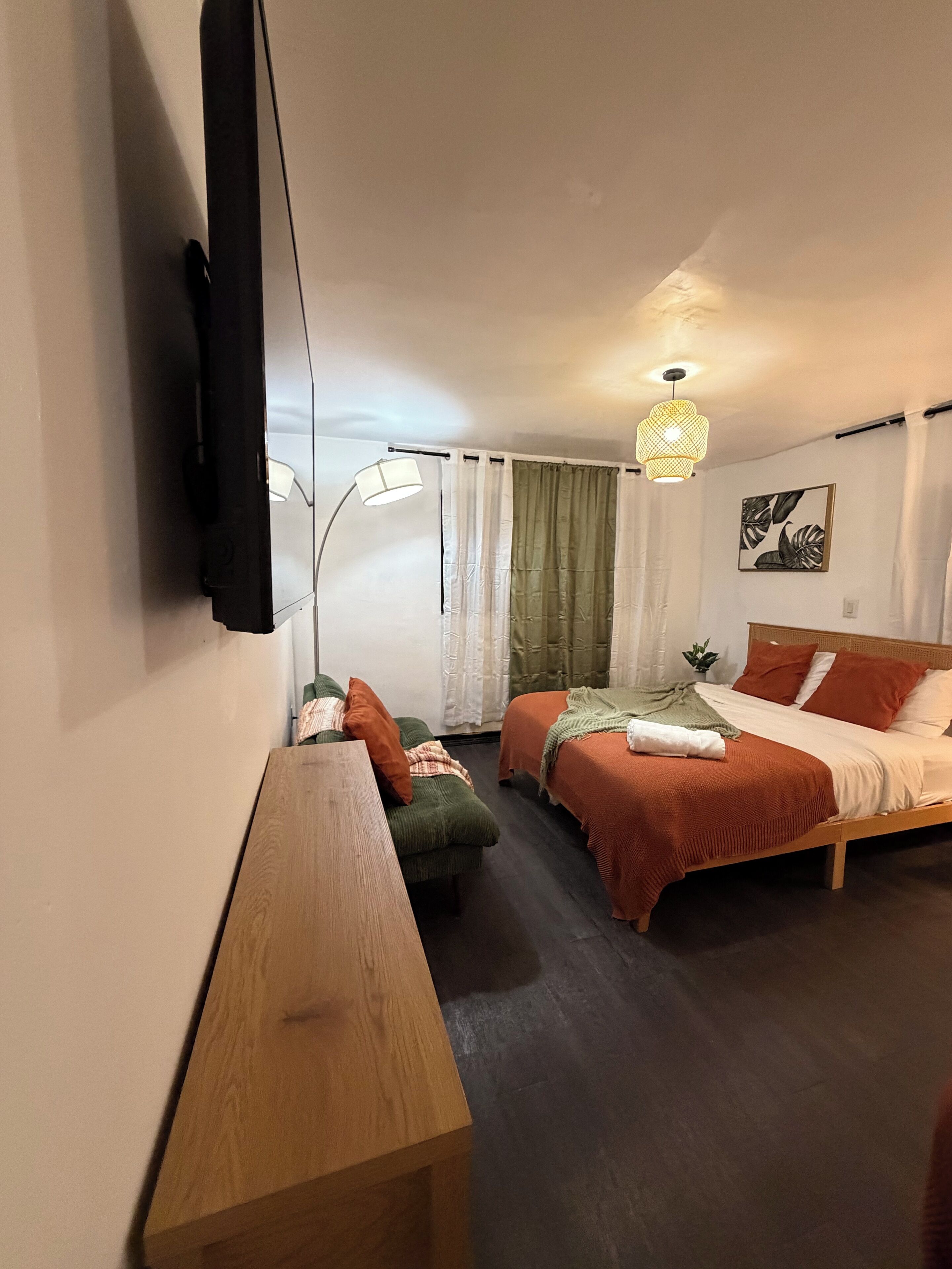 3 bedrooms, iron/ironing board, WiFi, bed sheets