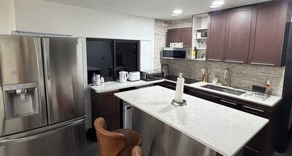 Modern 3BR for 11 | Design District | Free Parking x2