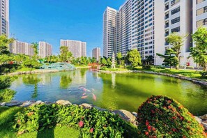 Un quartier résidentiel agrémenté d’un étang, de verdure et d’immeubles d’appartements modernes.