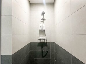 Shower, hair dryer, towels, soap - 2BR 2BA Family Apt | Plaza View Balcony | Central | Near Mall & Park (Ho Chi Minh City)
