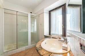Shower, hair dryer, bidet, towels - Il Borgo Del Vergante Casa Lina, Nebbiuno, Italy (Nebbiuno)