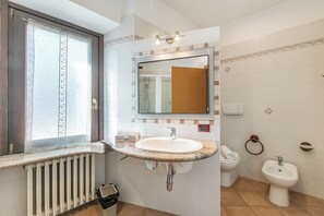 Shower, hair dryer, bidet, towels - Il Borgo Del Vergante Casa Lina, Nebbiuno, Italy (Nebbiuno)