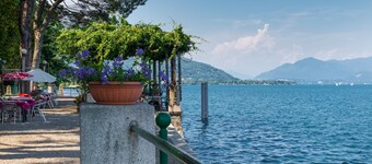 Il Borgo Del Vergante Casa Lina: Ac And Balcony, Nebbiuno, Italy