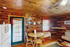 Dining - Charming riverfront condo with river access for swimming, boating & fishing (Hot Springs)