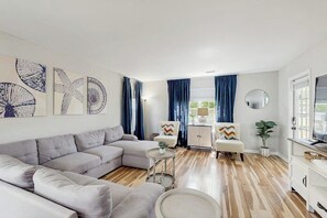TV - Spacious condo with pool, hot tub, W/D, close to beach & golf (Myrtle Beach)