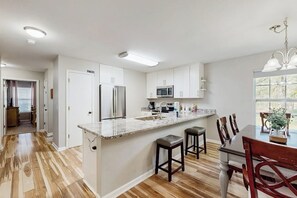 Fridge, microwave, oven, stovetop - Spacious condo with pool, hot tub, W/D, close to beach & golf (Myrtle Beach)