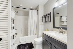Hair dryer, towels - Spacious condo with pool, hot tub, W/D, close to beach & golf (Myrtle Beach)