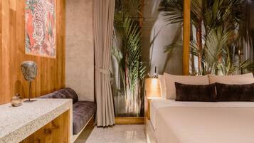 Escritorio, tabla de planchar con plancha, wifi y ropa de cama
