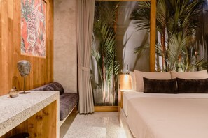 Escritorio, tabla de planchar con plancha, wifi y ropa de cama 
