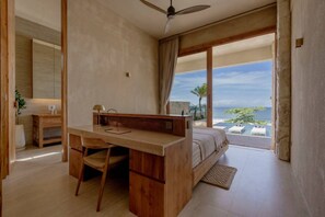 Escritorio, tabla de planchar con plancha, wifi y ropa de cama 