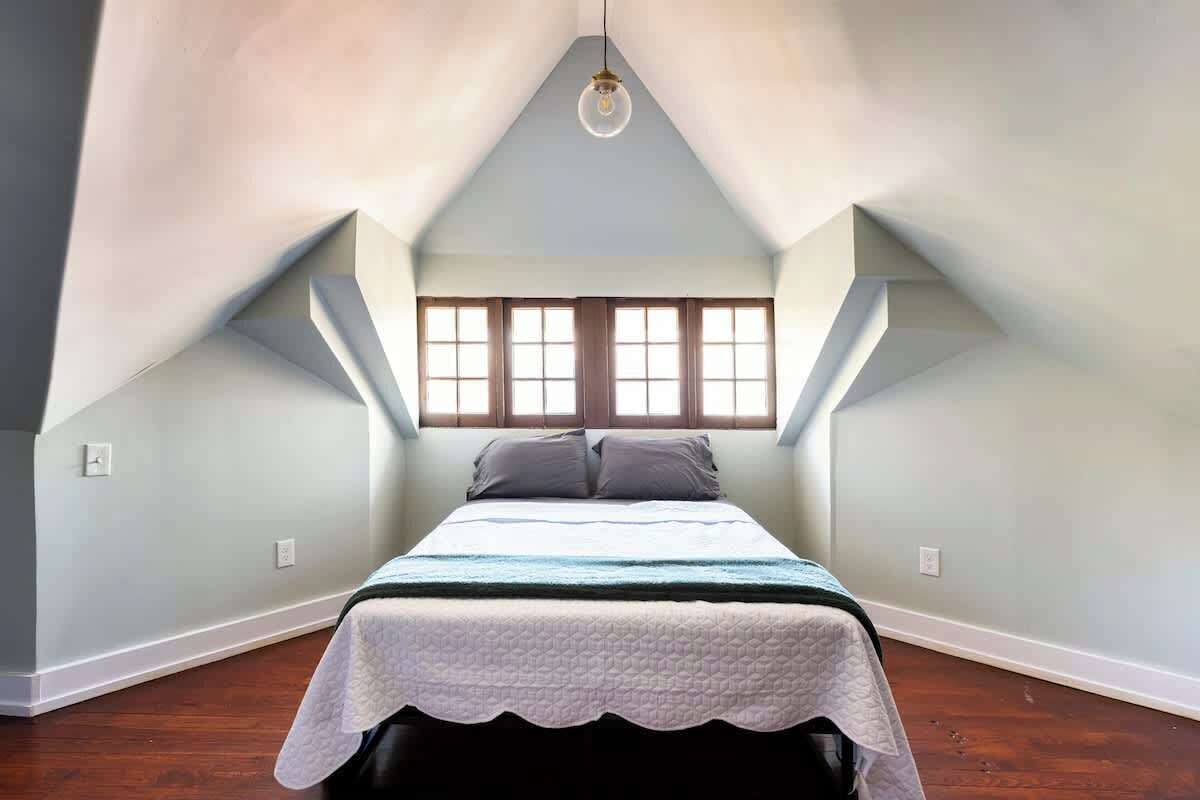 7 bedrooms, iron/ironing board, WiFi, bed sheets