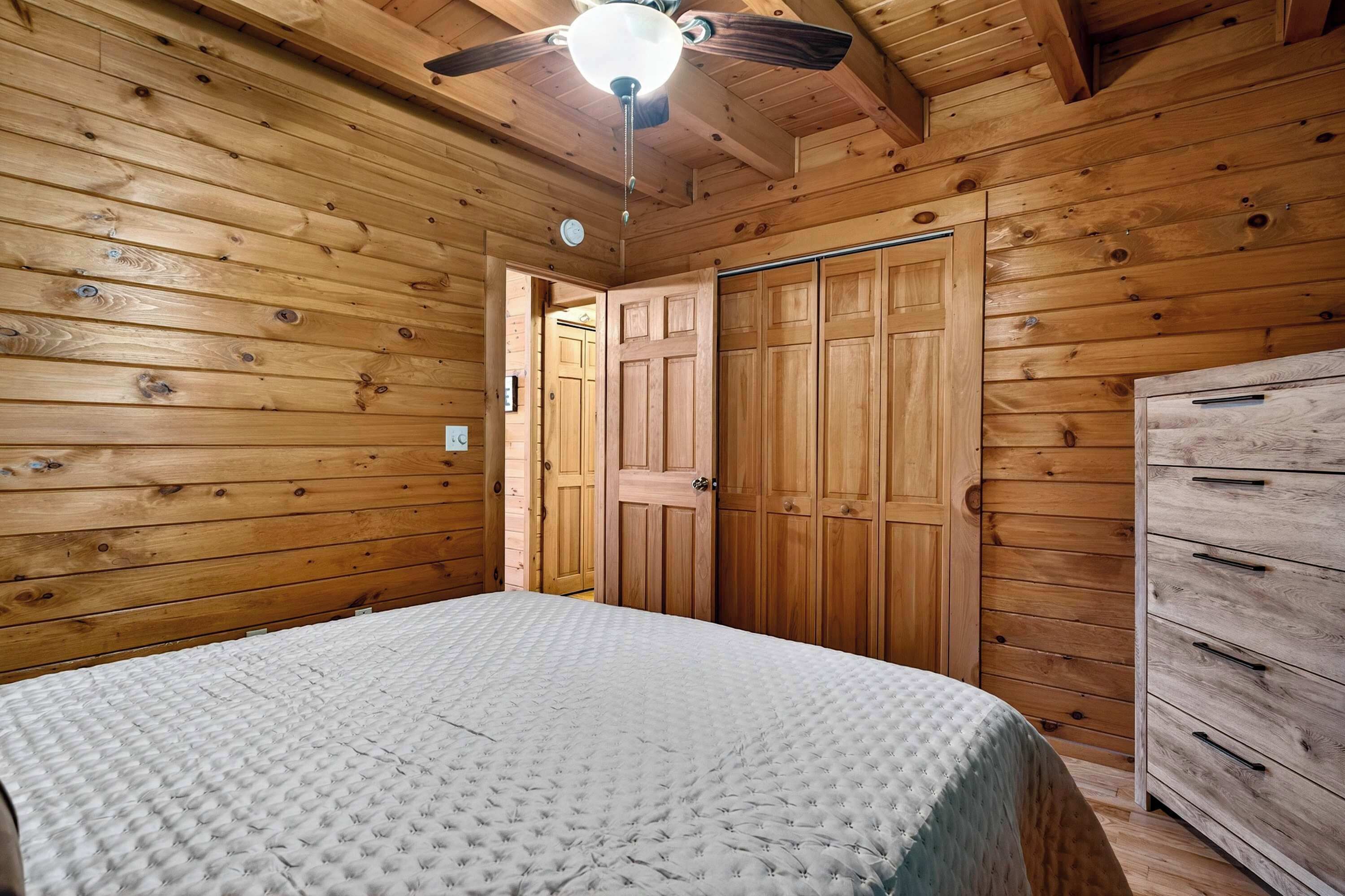 4 habitaciones, tabla de planchar con plancha, wifi y ropa de cama 