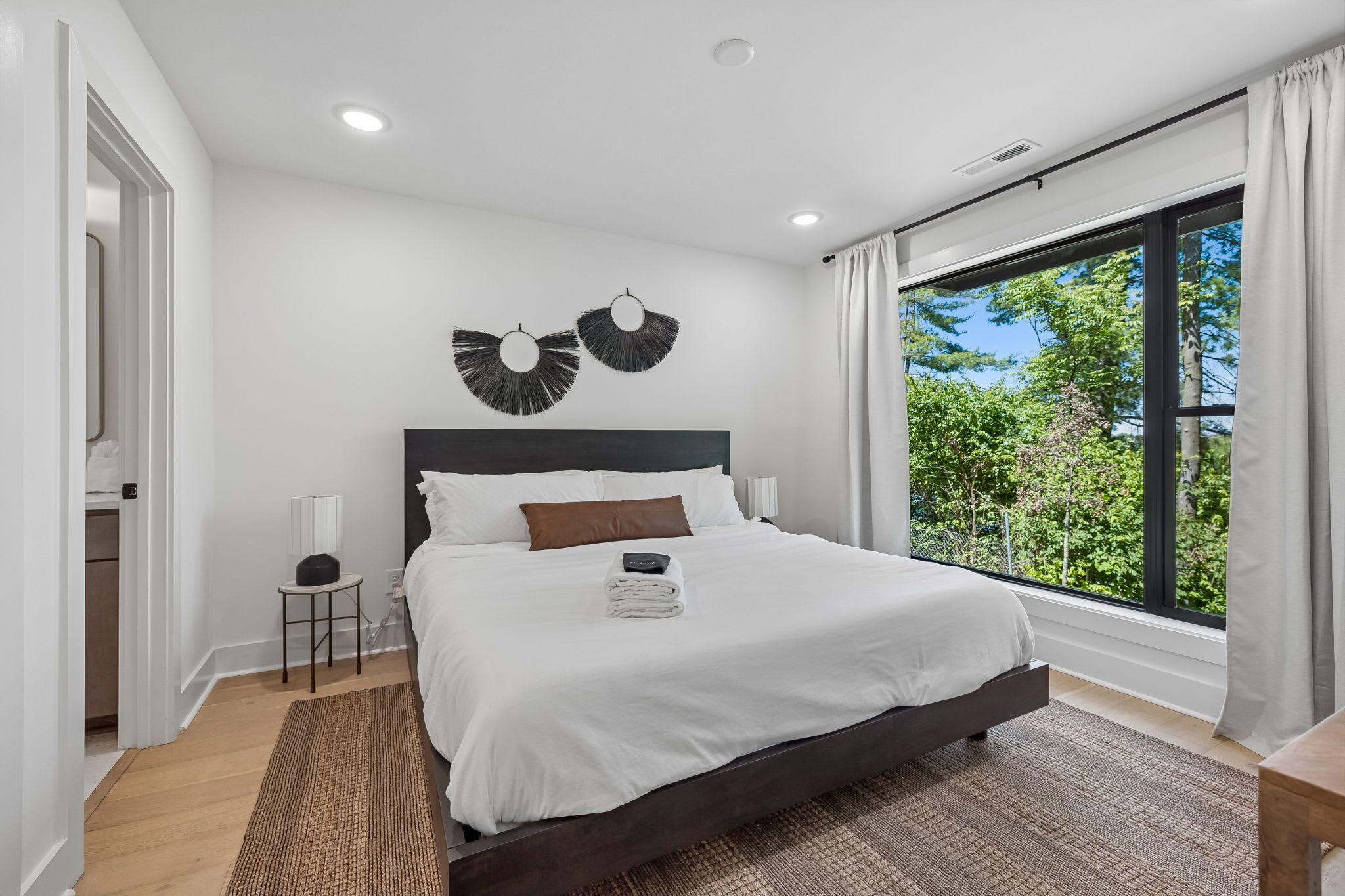 3 habitaciones, tabla de planchar con plancha, wifi y ropa de cama 