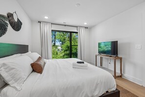 3 bedrooms, iron/ironing board, WiFi, bed sheets - Exclusive townhome ft. rooftop lounge w/ hot tub! (Nashville)