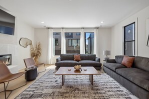 TV - Exclusive townhome ft. rooftop lounge w/ hot tub! (Nashville)