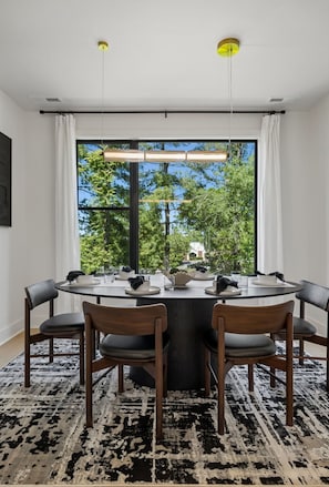 Dining - Exclusive townhome ft. rooftop lounge w/ hot tub! (Nashville)