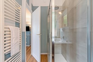 Shower, hair dryer, bidet, towels - Kenyon Charm - Total Sea View, Alassio, Italy (Alassio)