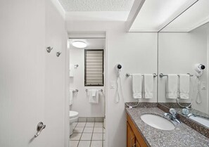 Haartrockner, Handtücher, Seife, Toilettenpapier