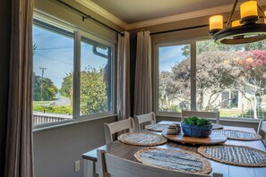 Dining - Dust-Off Sand | 3BR Coastal Vacation home in Fort Bragg (Fort Bragg)