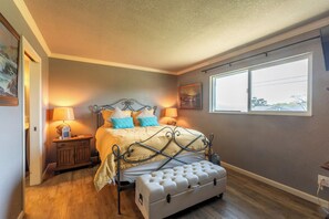 Room - Dust-Off Sand | 3BR Coastal Vacation home in Fort Bragg (Fort Bragg)