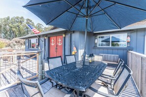 Outdoor dining - Dust-Off Sand | 3BR Coastal Vacation home in Fort Bragg (Fort Bragg)