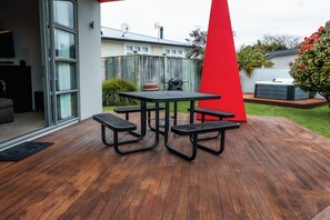 Outdoor dining - Martinborough Wine Retreat with Hot Tub (Martinborough)