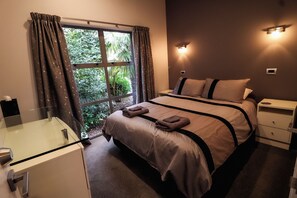 Room - Martinborough Wine Retreat with Hot Tub (Martinborough)