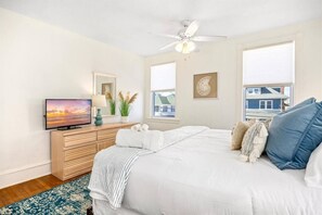Desk, WiFi - Modern 9BR | Sleeps 20 | 1.5 Blocks to Beach (Ventnor City)